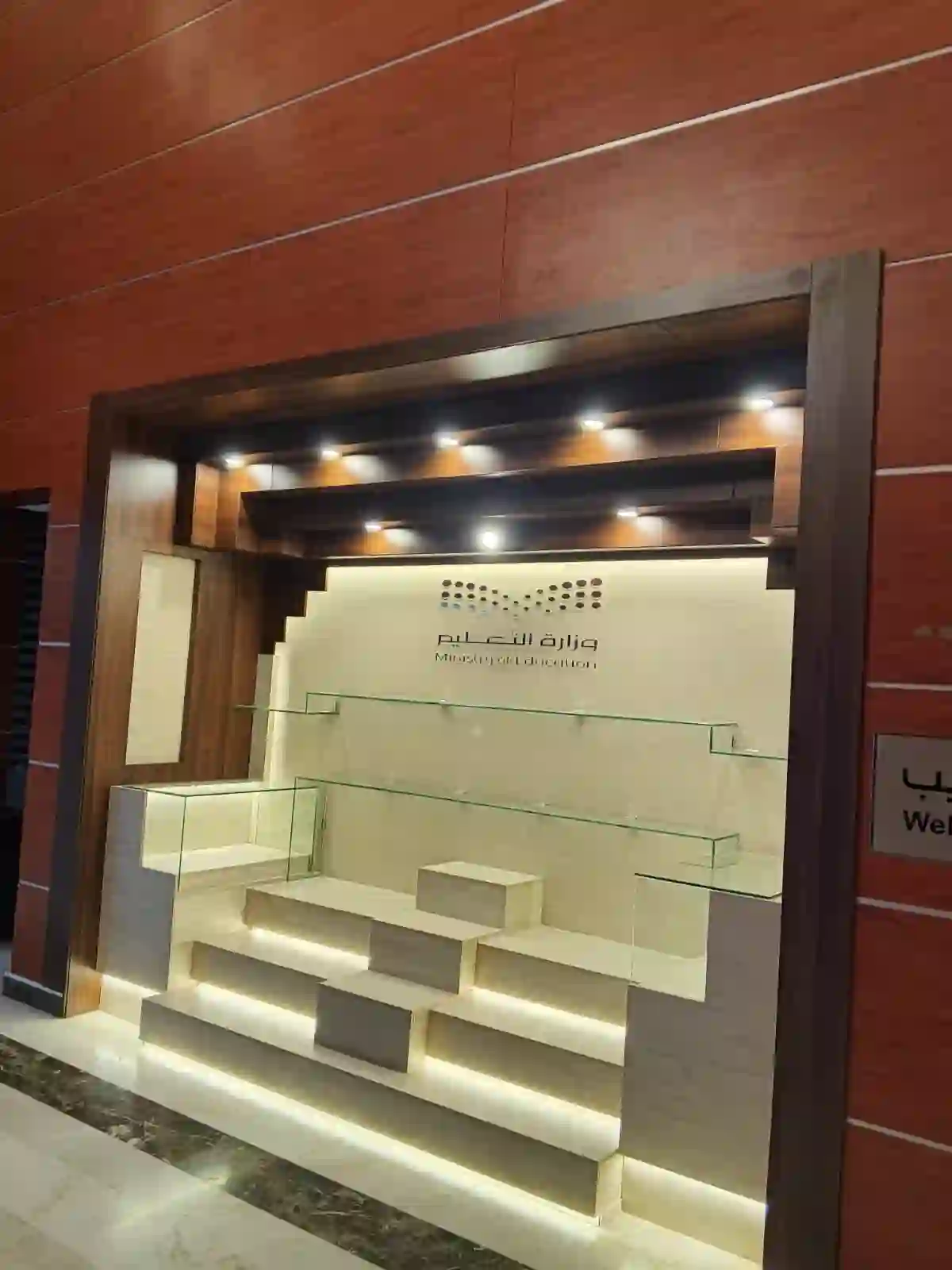 وحدة عرض مضيئة بأرفف زجاجية